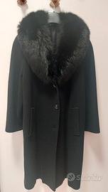 un cappotto da uomo e un cappotto da donna