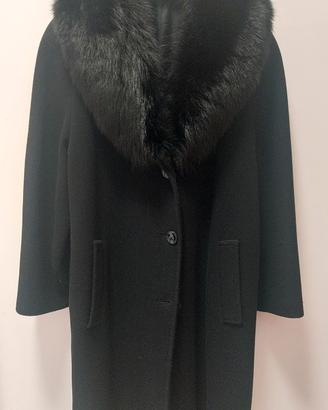 un cappotto da uomo e un cappotto da donna