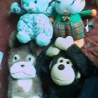 n.37 pezzi: 31 Pelouches, 1 Bambola, 5 accessori