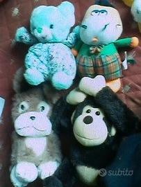 n.37 pezzi: 31 Pelouches, 1 Bambola, 5 accessori