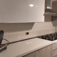 cucina completa e tavolo 