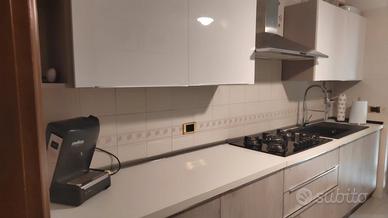 cucina completa e tavolo 