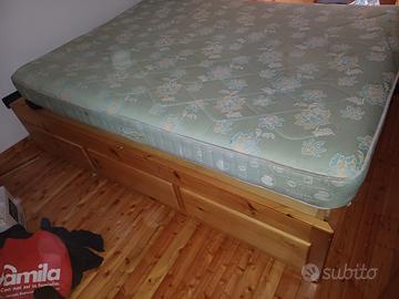 Letto una piazza e mezza in legno