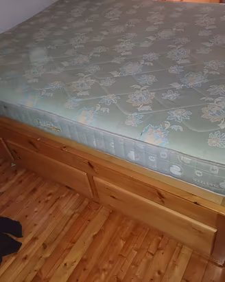 Letto una piazza e mezza in legno
