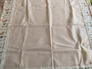 tovaglietta in cotone con inserti in pizzo