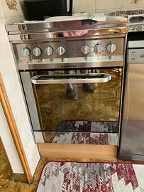 Piano cottura a gas con forno elettrico