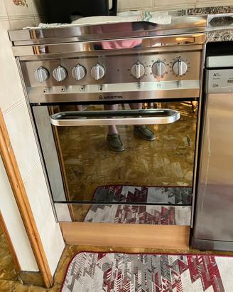 Piano cottura a gas con forno elettrico