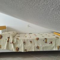 2 Letti singoli più comodino e mensola