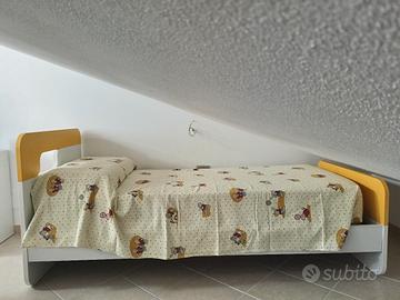 2 Letti singoli più comodino e mensola