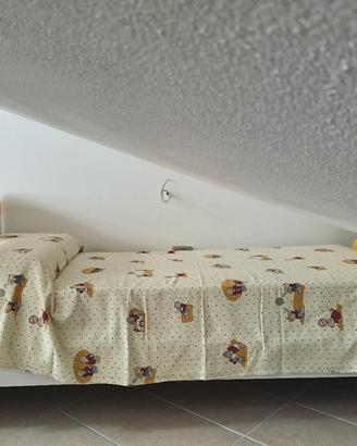 2 Letti singoli più comodino e mensola