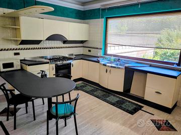 Cucina Snaidero bianca con penisola Pininfarina
