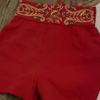 Pantaloncino con pietre fatto tutto a mano