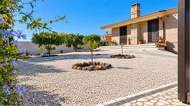 Villa indipendente con ampio seminterrato e giardi