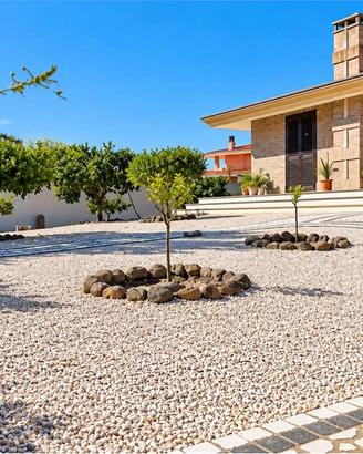 Villa indipendente con ampio seminterrato e giardi