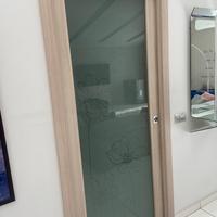 Porta a scomparsa in legno vetro con disegno da 90