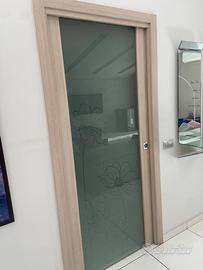 Porta a scomparsa in legno vetro con disegno da 90