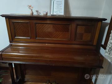 pianoforte a pareta