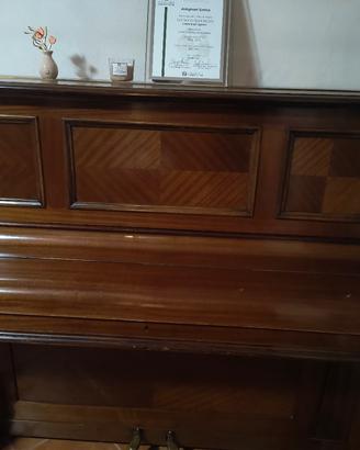 pianoforte a pareta