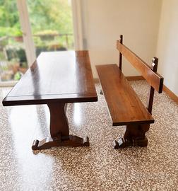 Tavolo in legno di castagno con panca e sedie