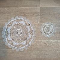 Deliziosi centrini rotondi realizzati a mano all'u