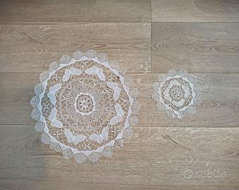 Deliziosi centrini rotondi realizzati a mano all'u