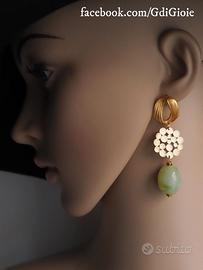 Orecchini con pietre dure di giada nuovi