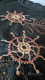 Elegante maglia nera e ricami floreali in rilievo