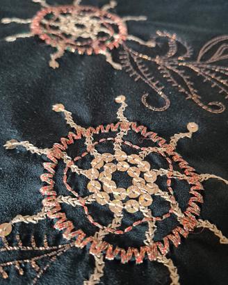 Elegante maglia nera e ricami floreali in rilievo