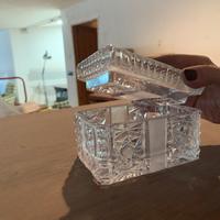 Scatola in vetro intagliato