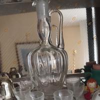 caraffa con bicchierini da liquore e flut antichi