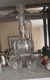 caraffa con bicchierini da liquore e flut antichi