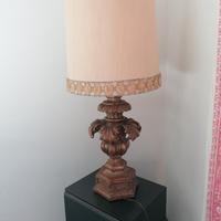 Lampada da tavolo in legno