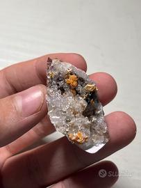 Tinzenite, quarzo ialino, ossidi di manganese