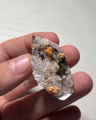 Tinzenite, quarzo ialino, ossidi di manganese