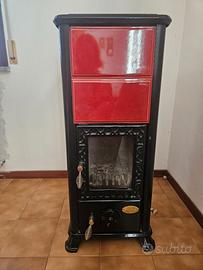 Stufa a legna La Nordica in ghisa e maiolica rossa