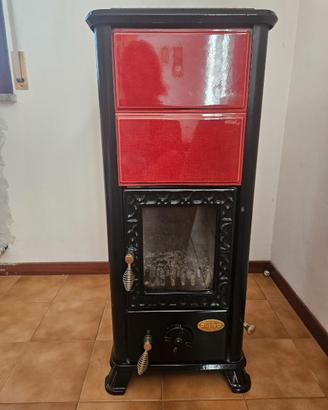 Stufa a legna La Nordica in ghisa e maiolica rossa