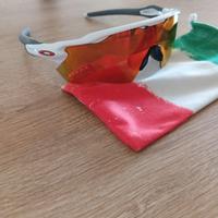 Occhiali sportivi Oakley con custodia pari a nuovo