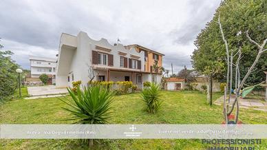 Villa di 174 m² con 4 locali e box auto a Ardea