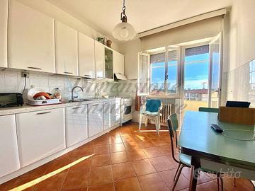 Appartamento di 120 m² con 5 locali e box auto a R