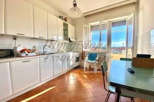 Appartamento di 120 m² con 5 locali e box auto a R