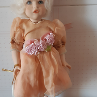 Bambola in porcellana da collezione