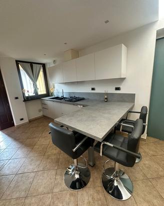 cucina moderna con penisola 