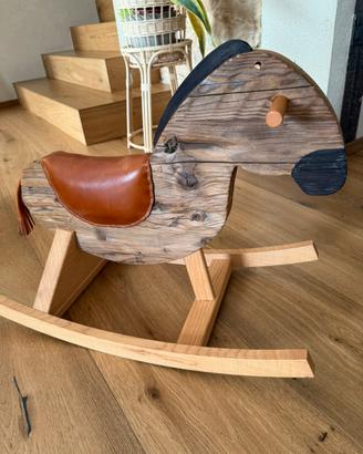 Cavallo a dondolo in legno
