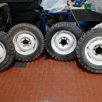 Cerchi con gomme da fuoristrada 
