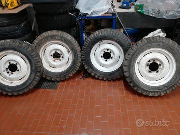 Cerchi con gomme da fuoristrada 