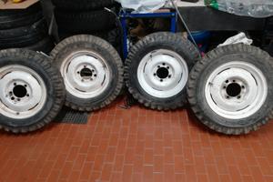 Cerchi con gomme da fuoristrada 