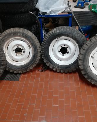 Cerchi con gomme da fuoristrada 