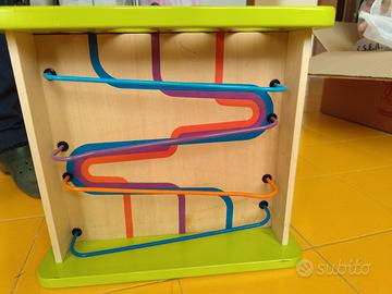 cubo in legno con vari giochi