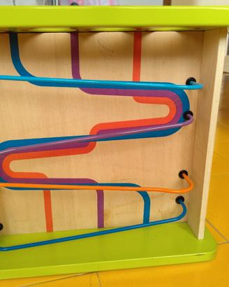 cubo in legno con vari giochi
