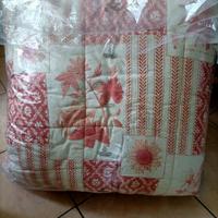 Trapunta matrimoniale bianca e colore corallo